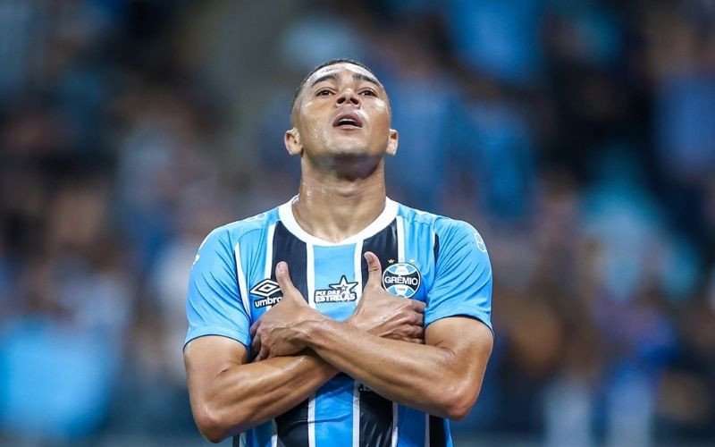 Carlos Vinícius decide e Grêmio bate o São Paulo por 2 a 0 | abc+
