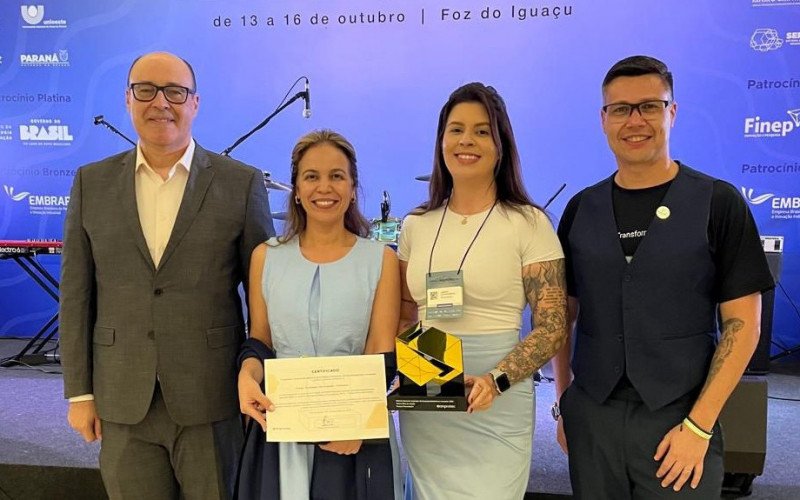 Silvio Bitencourt da Silva, gestor executivo do Tecnosinos; Fernanda Cruz da Silva, analista responsável pelos processos e práticas de incubação; Lariani Brito Schwarzbach, analista responsável pela captação de recursos para empresas; e Michael Anderson Bica Moreira, que atua nas relações com o mercado, na entrega do prêmio Nacional Anprotec de Empreendedorismo Inovador 2025