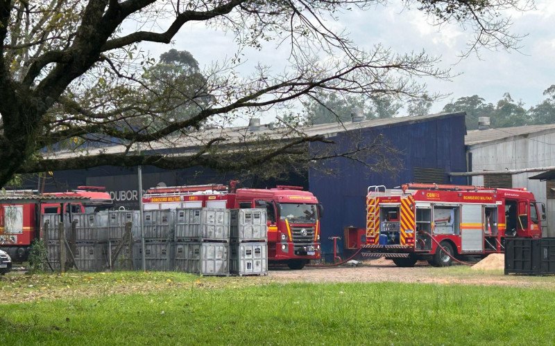 Incêndio de grandes proporções em indústria de borracha de São Leopoldo
