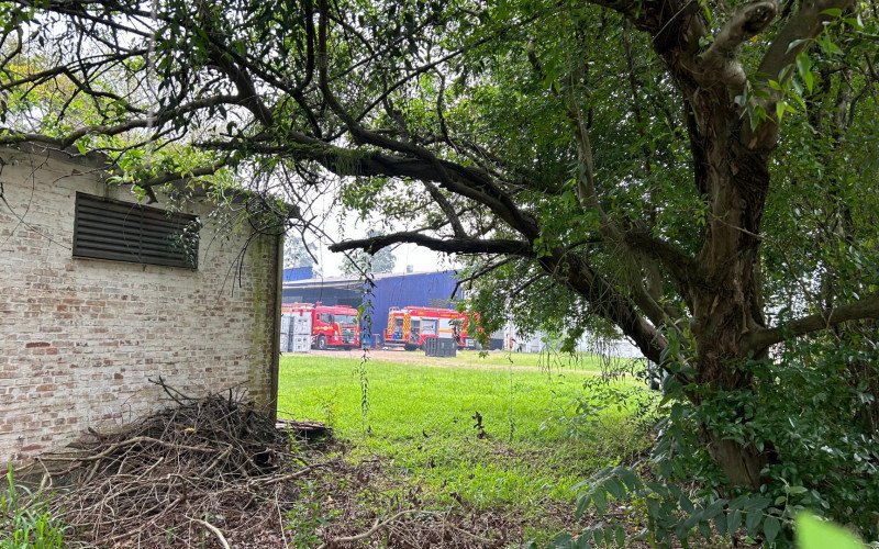Incêndio de grandes proporções em indústria de borracha de São Leopoldo