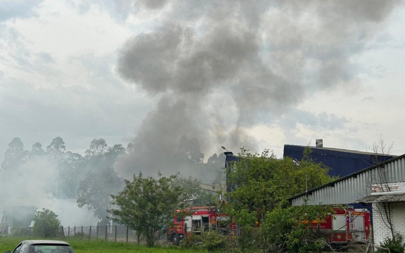 Incêndio de grandes proporções em indústria de borracha de São Leopoldo