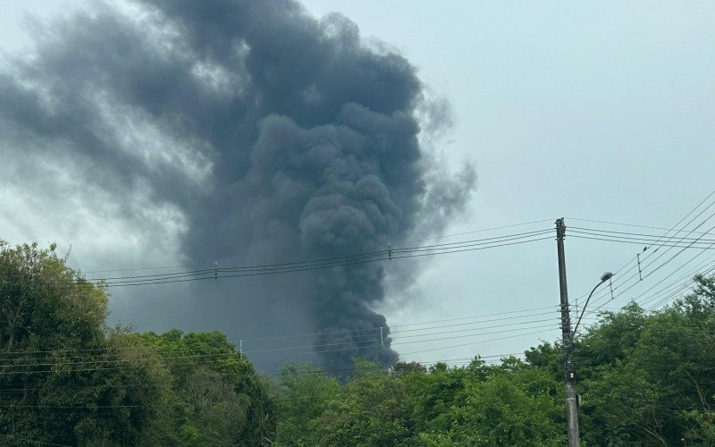 Incêndio de grandes proporções em indústria de borracha de São Leopoldo