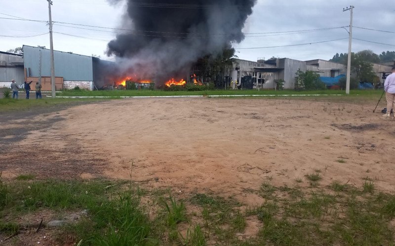 Incêndio de grandes proporções em indústria de borracha de São Leopoldo