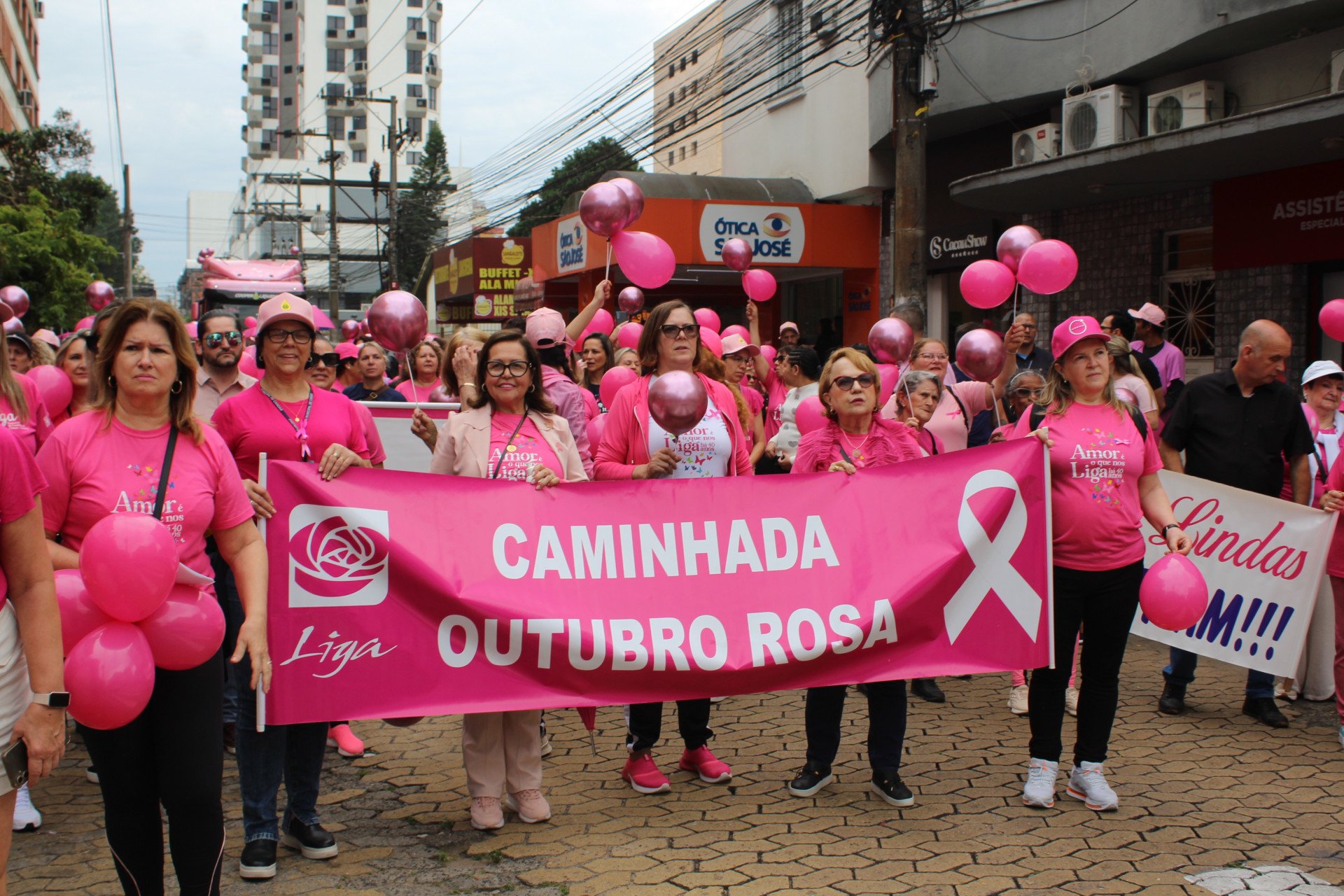Caminhada do Outubro Rosa conscientiza para prevenção do câncer de mama em Canoas