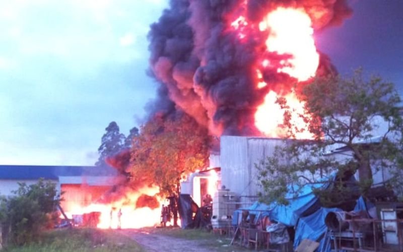 Incêndio de grandes proporções atinge empresa no Vale do Sinos