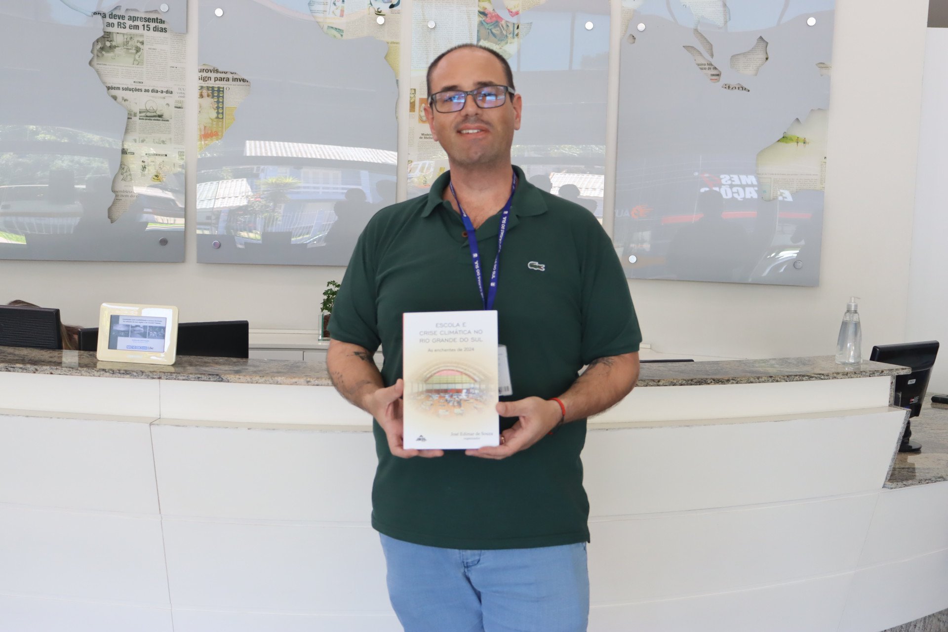 Autor da região lança livro sobre as enchentes de 2024