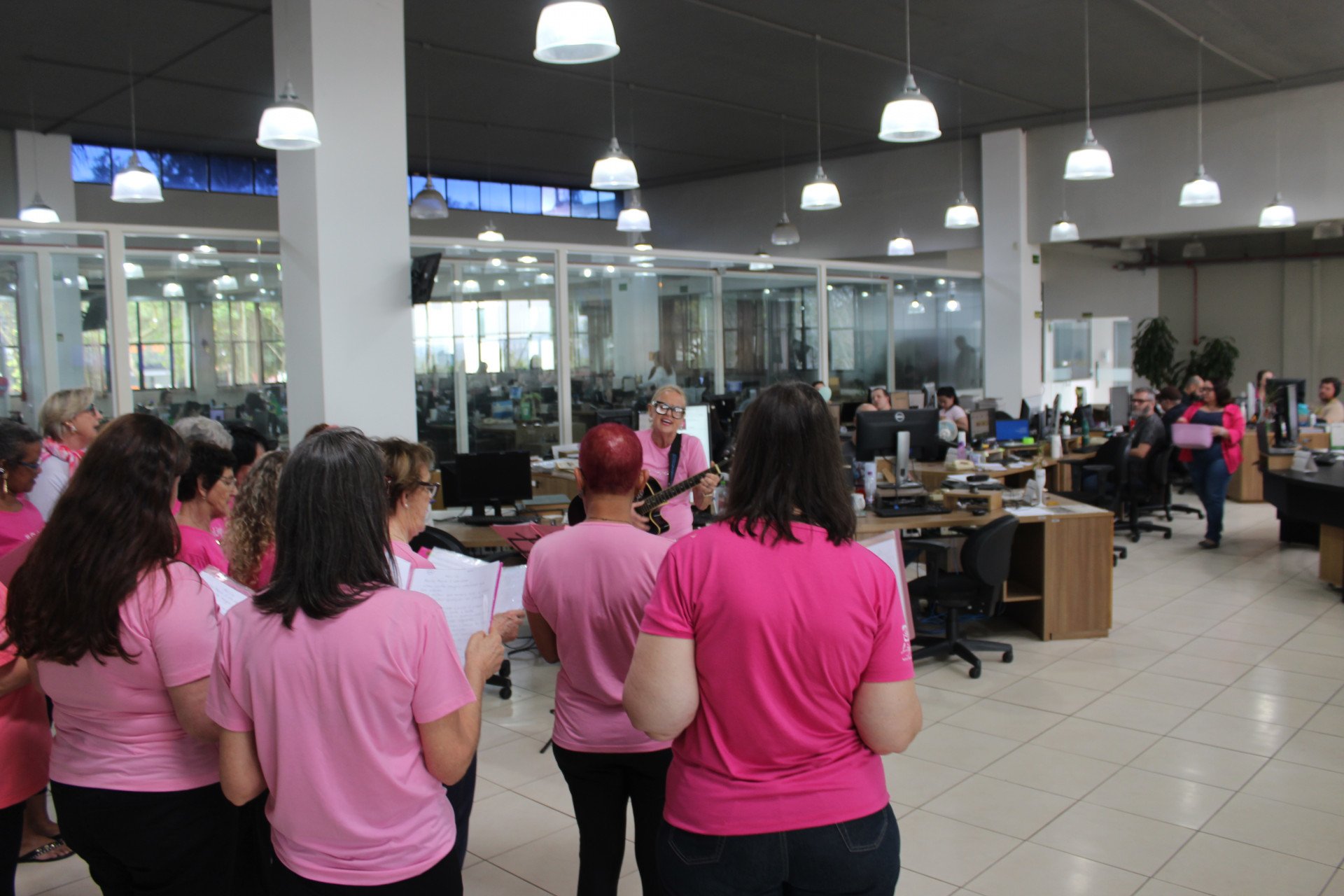 OUTUBRO ROSA: Grupo Sinos recebe Coral da Liga Feminina de Combate ao Câncer