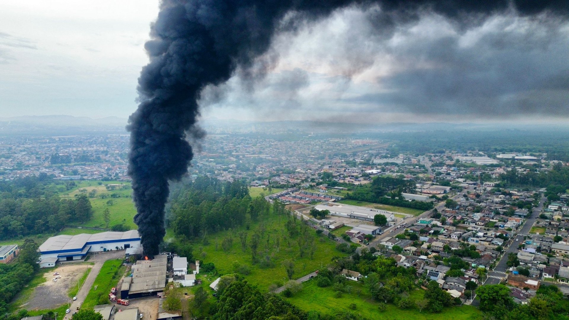 VÍDEO: Imagens de drone mostram nuvem gigantesca de fumaça e destruição durante incêndio em indústria de borrachas