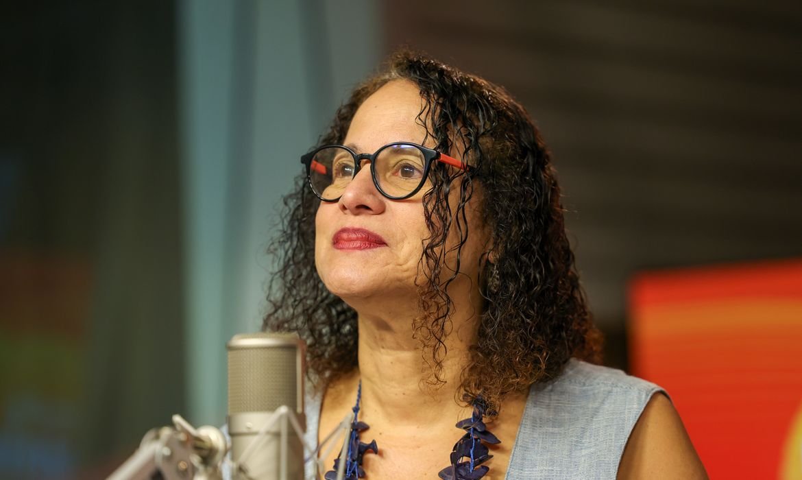 Vacina nacional contra Covid-19 já tem data para chegar ao SUS, diz ministra