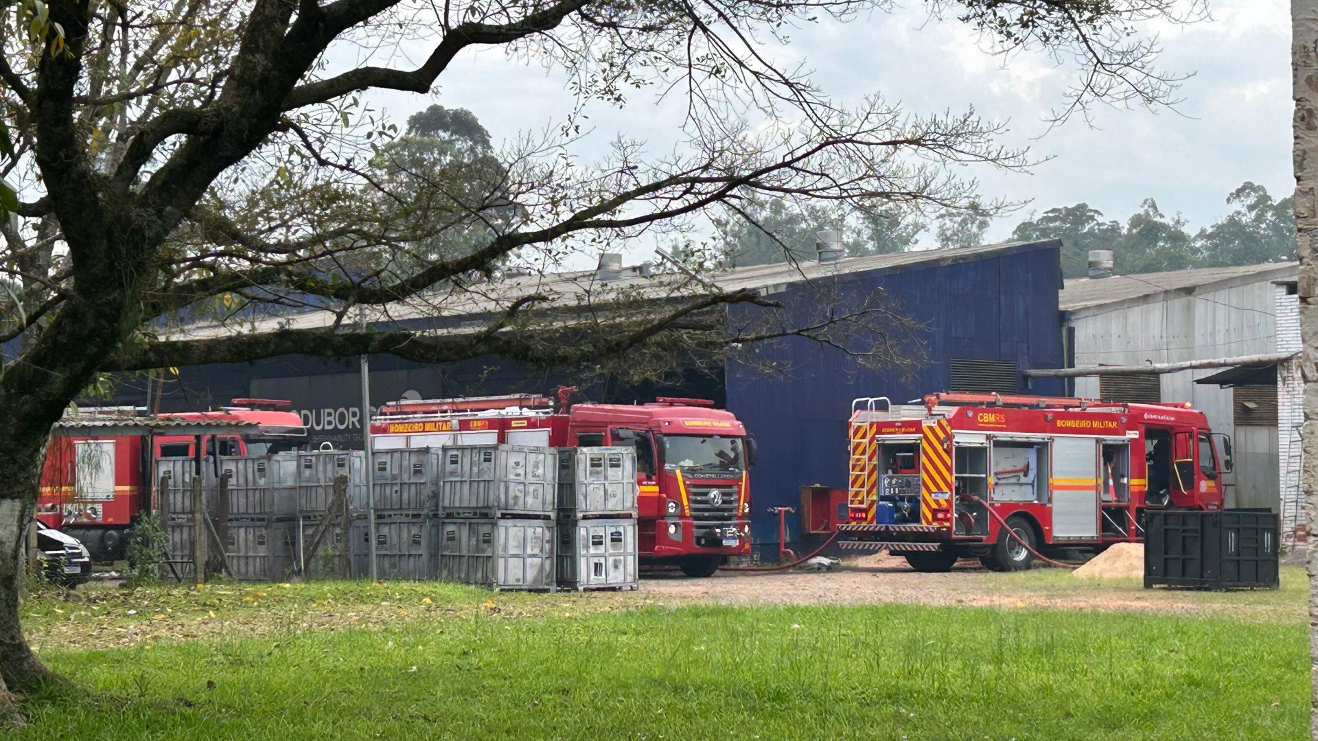VÍDEO: Explosão antecedeu incêndio de grandes proporções em indústria de borracha de São Leopoldo
