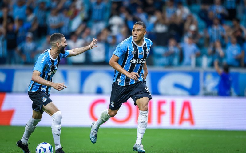 Carlos Vinícius marcou duas vezes na vitória do Grêmio sobre o São Paulo FC | abc+