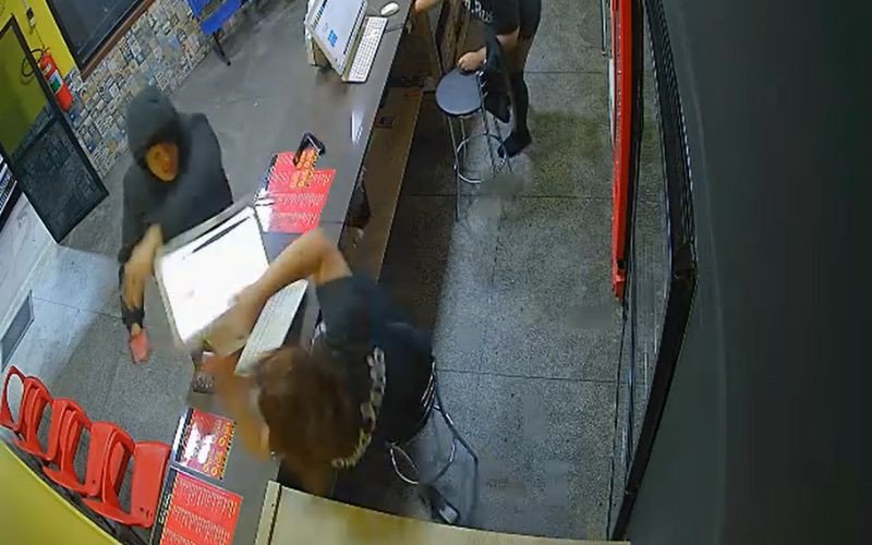 Ato violento de assaltante durante crime em pizzaria de São Leopoldo