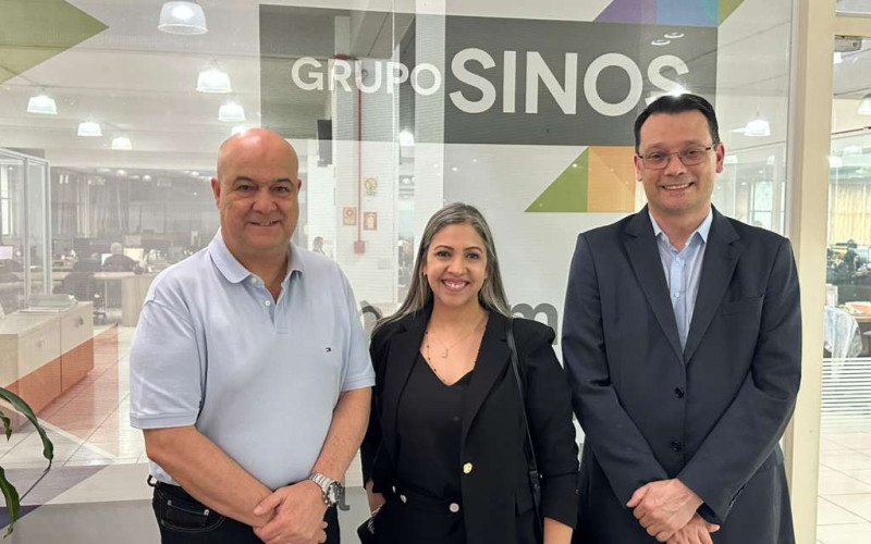 O reitor Cledes Antonio Casagrande e a professora Kelly em visita ao Grupo Sinos, ao lado do presidente da Diretoria Executiva, Fernando Gusmão | abc+