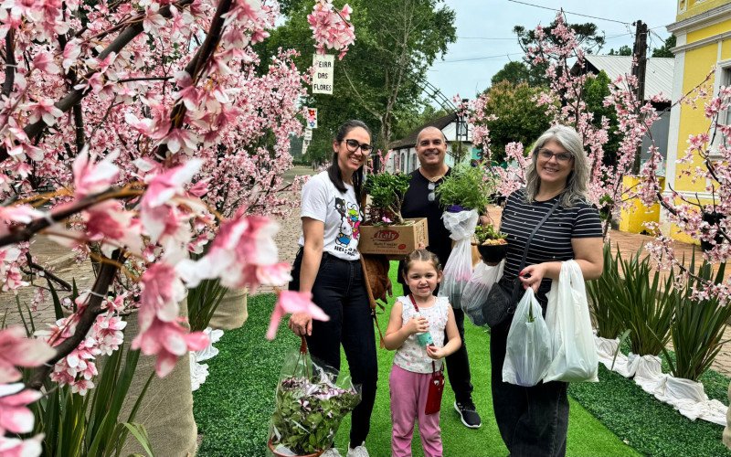 Exuberância das flores encanta o Núcleo de Casas Enxaimel
