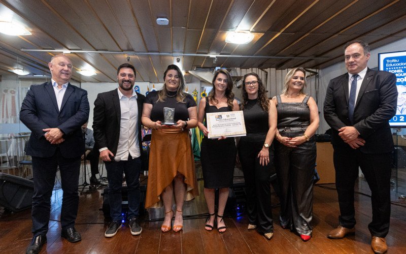 Representando Gramado, receberam troféu a diretora Jênifer Foss Saul, Vice-diretora Bernadete Strey, Juliana Berti (coordenadora do Ens Fund - Secretaria de Educação), Márcia Scur (coordenadora da Educ Infantil - Secretaria de Educação), Theobaldo Machado - diretor de comunicação da Câmara de Vereadores, Rafael Ronsoni - vereador e presidente da Câmara de vereadores"