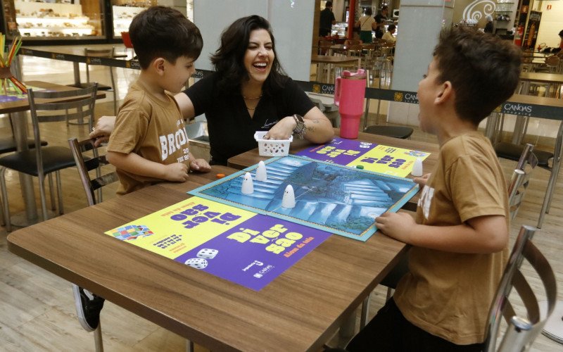 Juliana e os filhos se divertem com jogos de tabuleiro | abc+