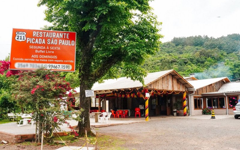 Equipe do Restaurante Picada São Paulo, em Morro Reuter, teve uma surpresa ao enfrentar um apagão | abc+