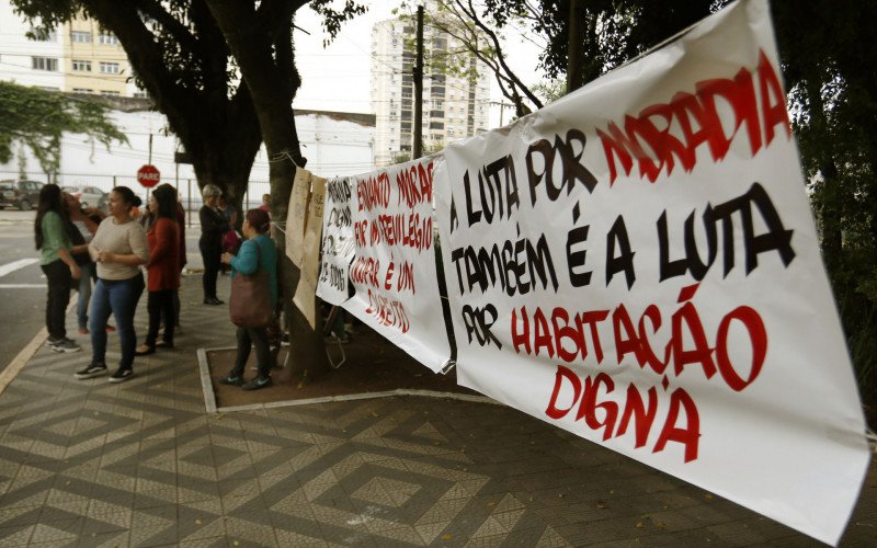 Havia faixas e cartazes, na manhã desta sexta-feira (17), em frente a sede da Prefeitura | abc+