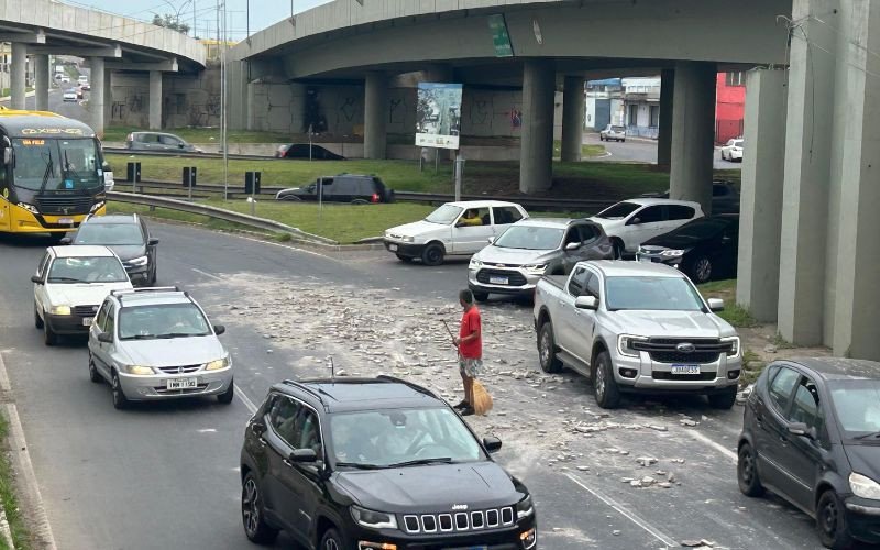 Carga de blocos de concreto cai de caminhão e causa transtornos no trânsito na saída da RS-240 para a BR-116 | abc+