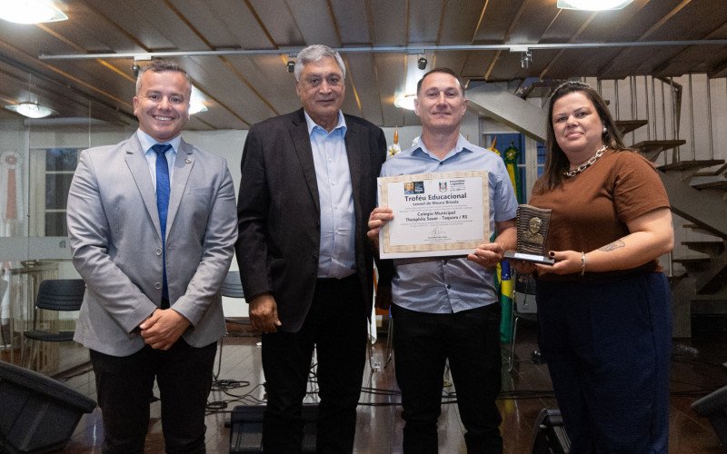 Diretor Glauco Everton Tasso e Secret&aacute;ria Carla Thatiana da escola de Taquara