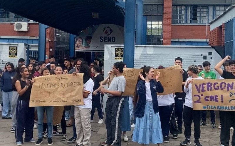Grupo foi com faixas e cartazes foi para a frente da escola | abc+