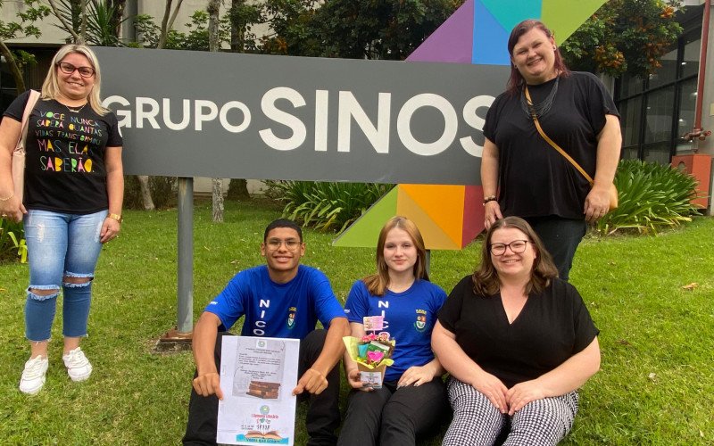 Coordenadora pedagógica Tamires de Oliveira, professora de português Sandra Heck, professora de artes Morgana Wiest Neri da Costa e alunos da Emef Nicolau Anselmo Wecker, Kaique Silva e Juliana Stockmann, em visita ao Grupo Sinos. | abc+