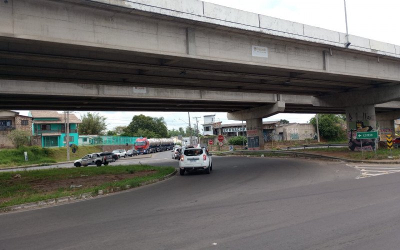 Instalação de oito semáforos busca reduzir o número de acidentes na via que tem uma rótula sob a ERS-118 