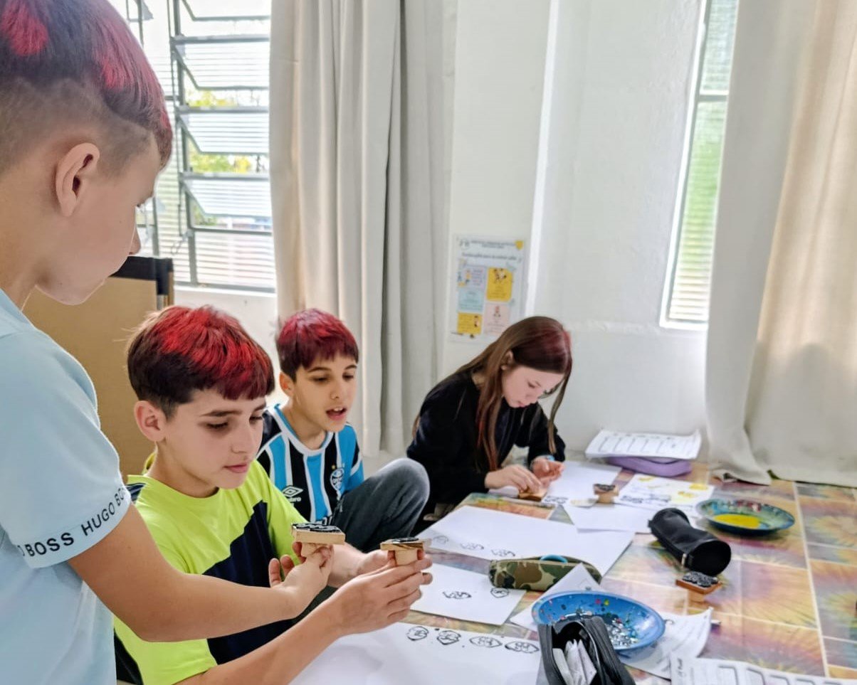 Alunos do 5° ano C usando os carimbos | abc+