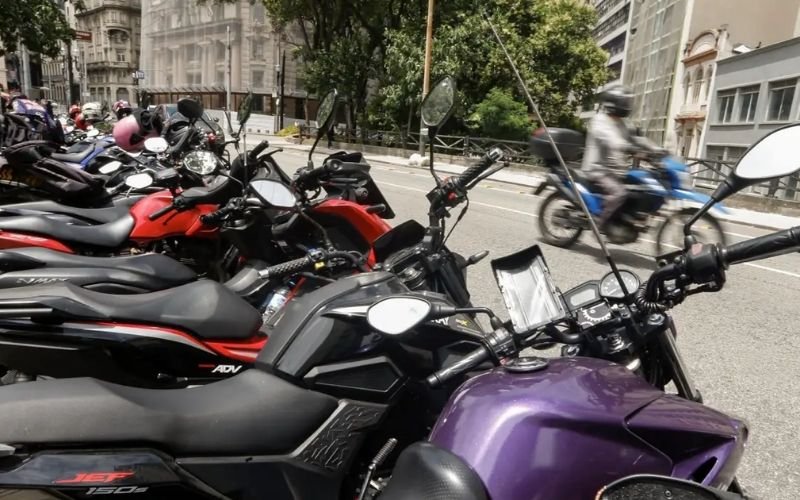 Trabalhador por aplicativo ganha mais, porém tem jornadas mais longas