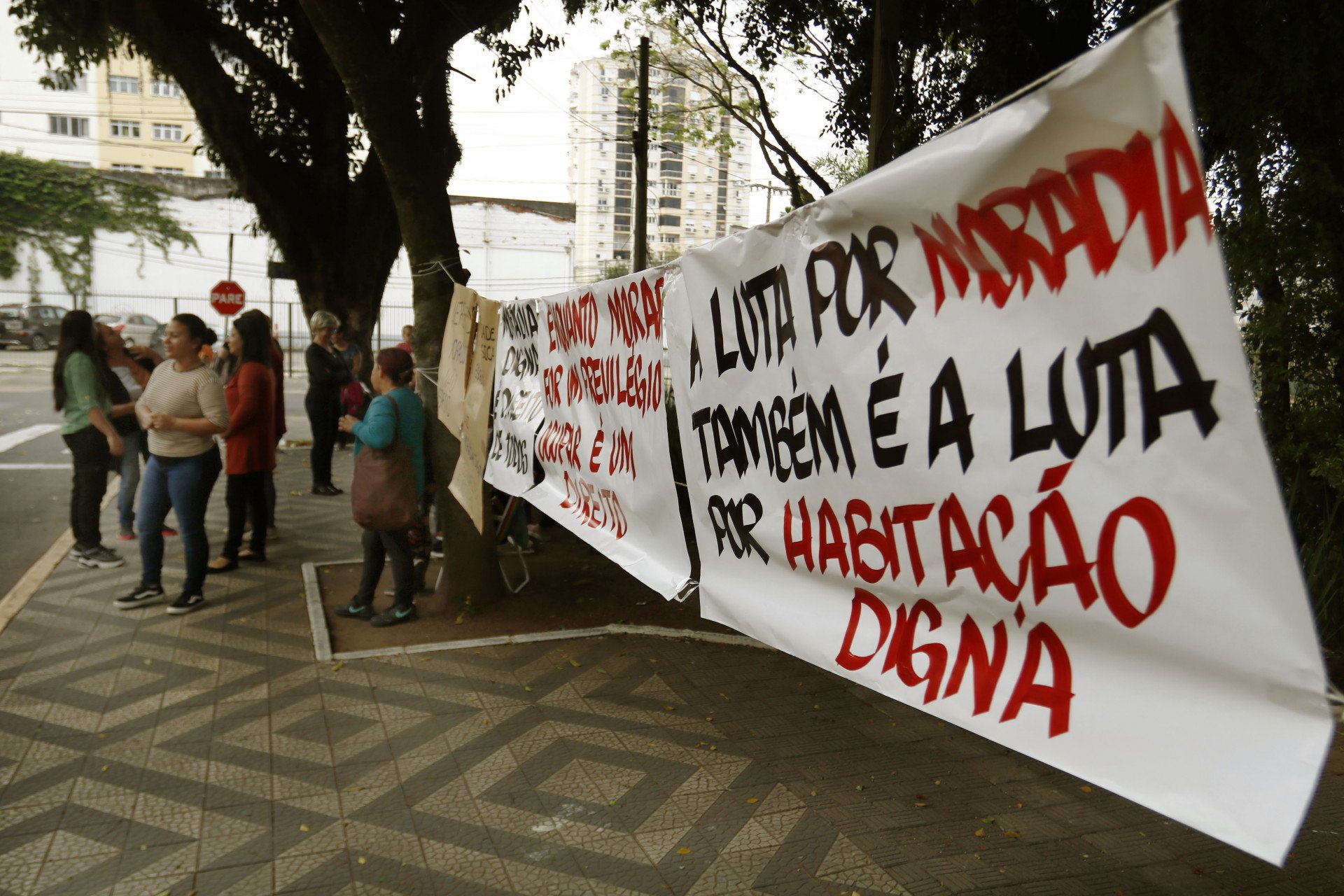 "Seria como encarar uma enchente de novo": moradores de Canoas protestam por moradia em frente à Prefeitura