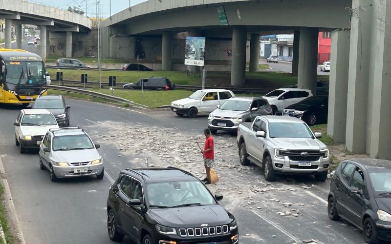 Carga de blocos de concreto se solta e cai de caminhão na saída da RS-240 para a BR-116
