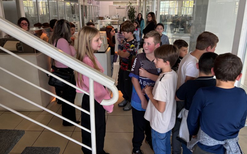 Estudantes da EMEF Nereu Ramos visitam o Grupo Sinos e conhecem
bastidores do jornalismo