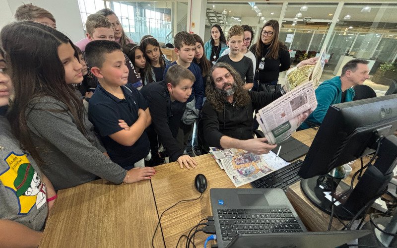 Estudantes da EMEF Nereu Ramos visitam o Grupo Sinos e conhecem
bastidores do jornalismo