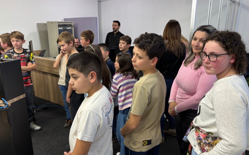 Estudantes da EMEF Nereu Ramos visitam o Grupo Sinos e conhecem
bastidores do jornalismo