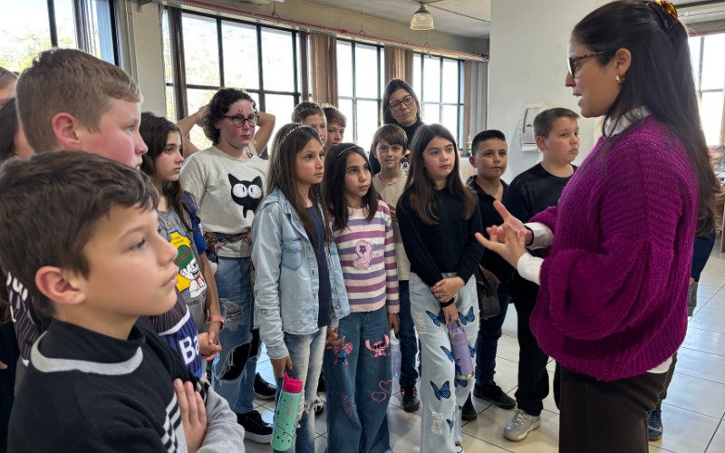 Estudantes da EMEF Nereu Ramos visitam o Grupo Sinos e conhecem
bastidores do jornalismo