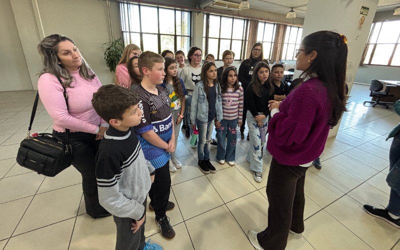 Estudantes da EMEF Nereu Ramos visitam o Grupo Sinos e conhecem
bastidores do jornalismo