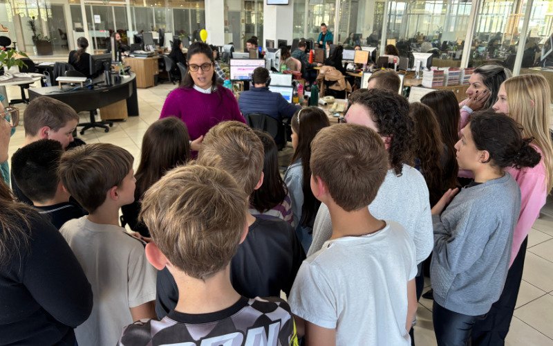 Estudantes da EMEF Nereu Ramos visitam o Grupo Sinos e conhecem
bastidores do jornalismo