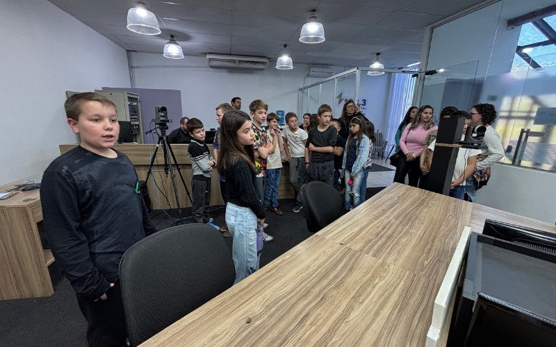 Estudantes da EMEF Nereu Ramos visitam o Grupo Sinos e conhecem
bastidores do jornalismo