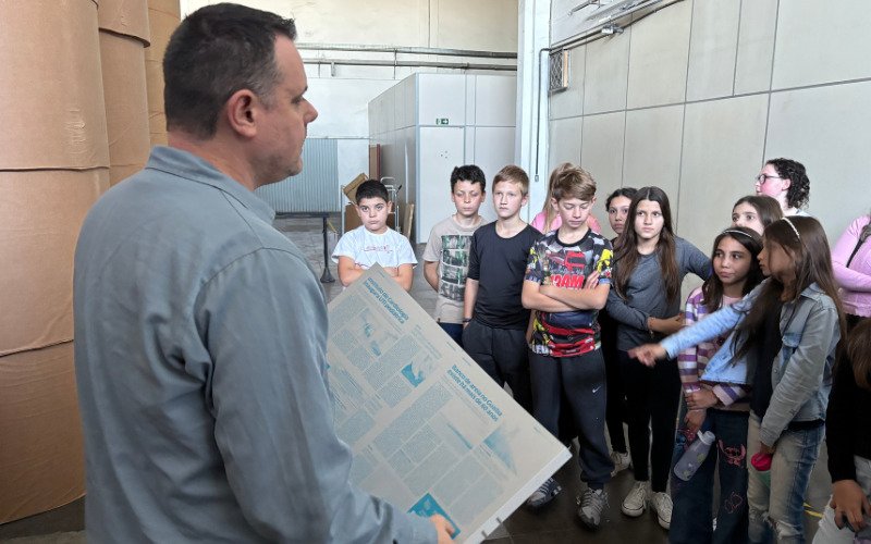 Estudantes da Emef Meno Dhein visitam o Grupo Sinos e conhecem bastidores do jornalismo