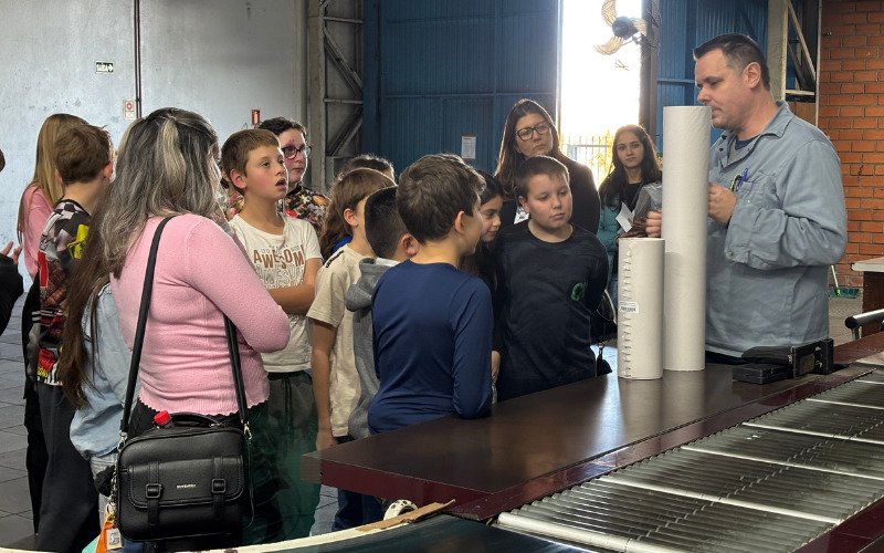 Estudantes da EMEF Nereu Ramos visitam o Grupo Sinos e conhecem
bastidores do jornalismo