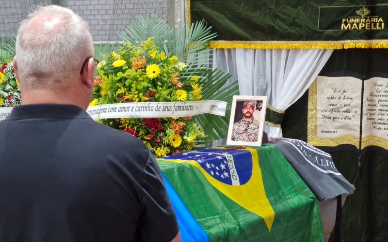 VÍDEO: "Coração está despedaçado", diz pai de gaúcho morto na Ucrânia durante despedida em Três Coroas