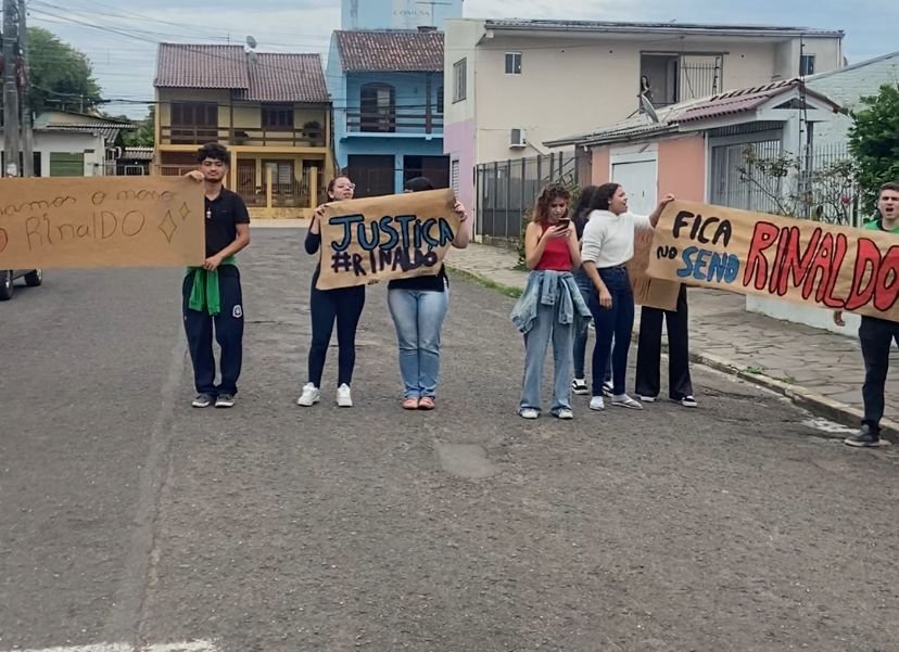 VÍDEO: Alunos fazem protesto para que professor não seja transferido de escola em Novo Hamburgo