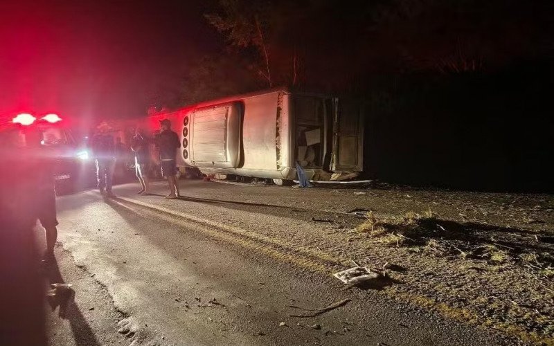Ônibus tombou na BR-432, em Paranatama, no Agreste de Pernambuco | abc+