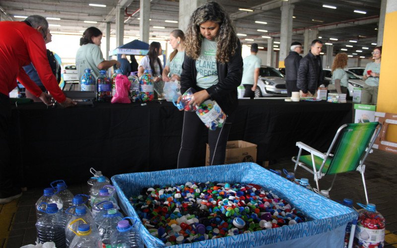 Drive-thru de reciclagem solidário, promovido pelo Canoas Lixo Zero, recolheu diversos materiais neste sábado (18)  | abc+