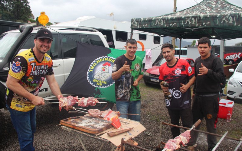 Dionatan da Cruz e amigos aproveitaram para fazer um churrasco