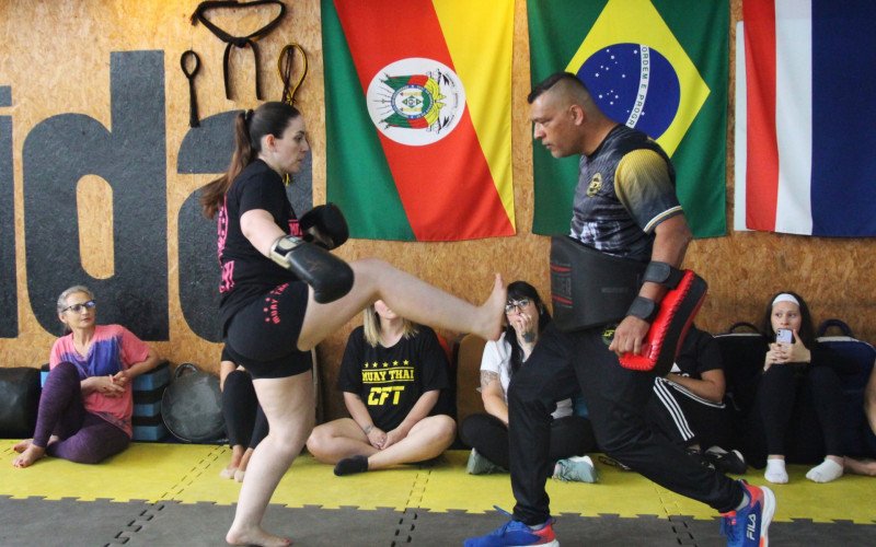 Seminário ofereceu uma aula prática de defesa pessoal, com técnicas simples e aplicáveis no cotidiano