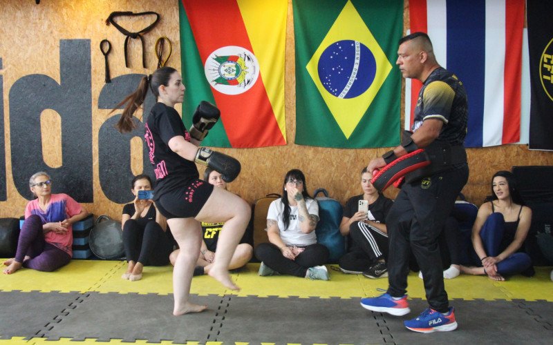Seminário ofereceu uma aula prática de defesa pessoal, com técnicas simples e aplicáveis no cotidiano
