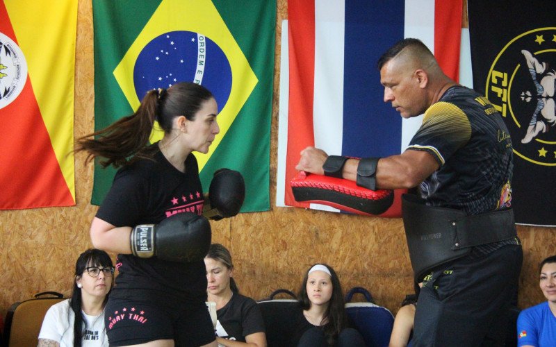 Seminário ofereceu uma aula prática de defesa pessoal, com técnicas simples e aplicáveis no cotidiano