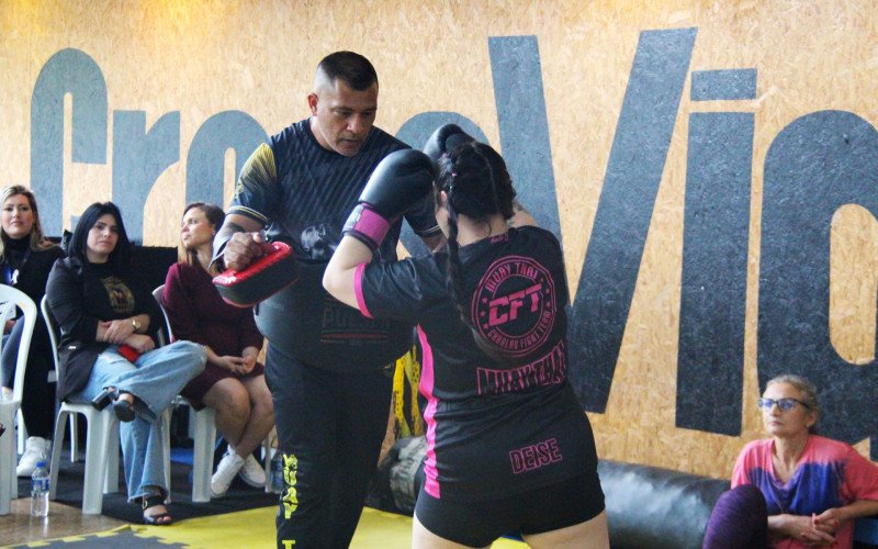 Seminário ofereceu uma aula prática de defesa pessoal, com técnicas simples e aplicáveis no cotidiano