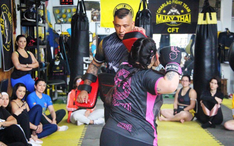 Seminário ofereceu uma aula prática de defesa pessoal, com técnicas simples e aplicáveis no cotidiano